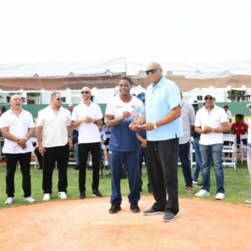 Fundación Macarrulla rinde homenaje a referentes del deporte dominicano en apertura de la Copa Macarrulla 2026