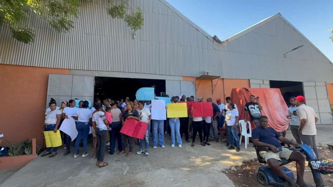 4aa1ecbf-a5f6-4a35-81ad-ec038ddd6860-1 DECENA DE EMPLEADOS, FAMILIARES AUTORIDADES Y MIEMBROS DE LA COMUNIDAD DE OVIEDO MARCHARON EN PROTESTA POR CIERRE DE EMPRESA BG INVESTMENT GROUP POR PARTE DGA.
