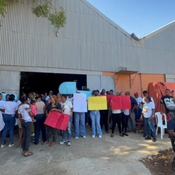 DECENA DE EMPLEADOS, FAMILIARES&nbsp;AUTORIDADES&nbsp;Y MIEMBROS DE LA COMUNIDAD DE OVIEDO MARCHARON EN PROTESTA POR CIERRE DE&nbsp;EMPRESA BG INVESTMENT GROUP&nbsp;POR PARTE DGA.
