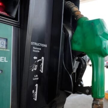 Precios del diésel se coloca por primera vez sobre los 6 dólares en Estados Unidos