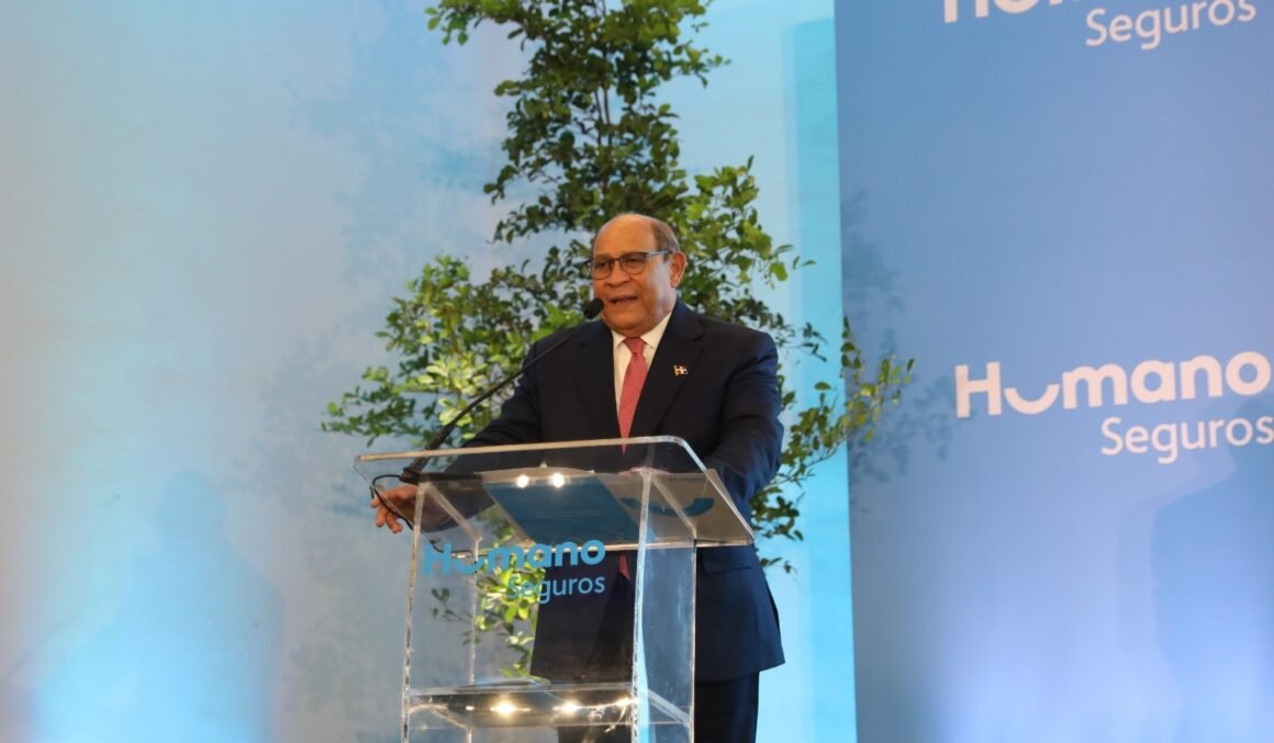 Santos Badía llama a empresas a financiar becas: “La mejor inversión que se puede hacer en RD es la educación”