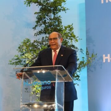 Santos Badía llama a empresas a financiar becas: “La mejor inversión que se puede hacer en RD es la educación”