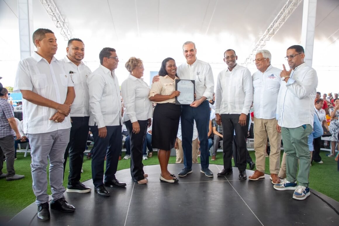 Presidente Abinader entrega 1,750 títulos de propiedad en Los Alcarrizos que benefician a unas 7,000 personas de los sectores Santa Rosa, La Esperanza, La Unión, El Tamarindo y El Progreso I & II