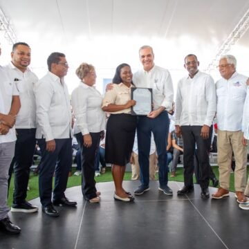 Presidente Abinader entrega 1,750 títulos de propiedad en Los Alcarrizos que benefician a unas 7,000 personas de los sectores Santa Rosa, La Esperanza, La Unión, El Tamarindo y El Progreso I & II