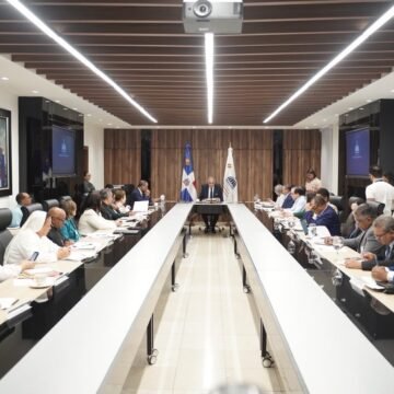 Luis Miguel De Camps instruye comisión del CNE para evaluar implementación del currículo y definir medidas tras resultados PISA 2025