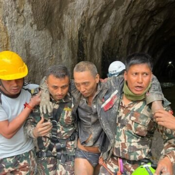 Nepal y China sitúan en 1.372 los muertos doce días después de las devastadoras riadas
