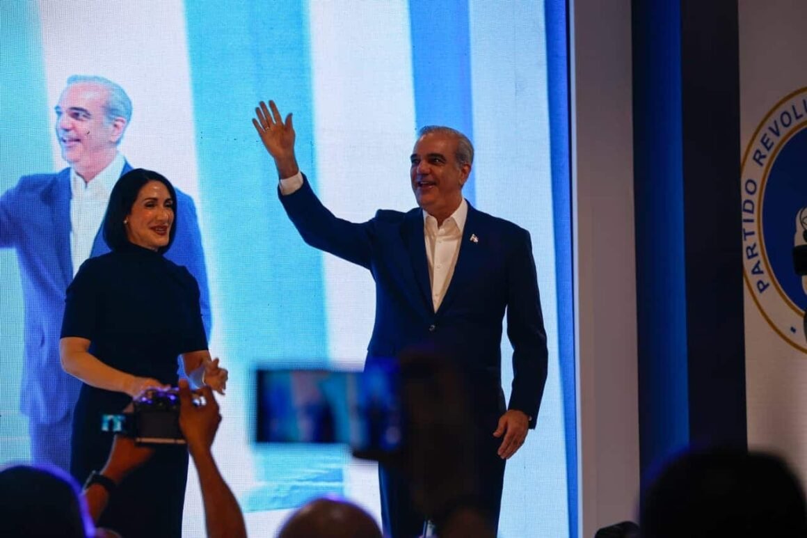 Abinader proyecta al PRM en el poder más allá del 2028 y promete no imponer un heredero