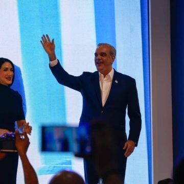 Abinader proyecta al PRM en el poder más allá del 2028 y promete no imponer un heredero