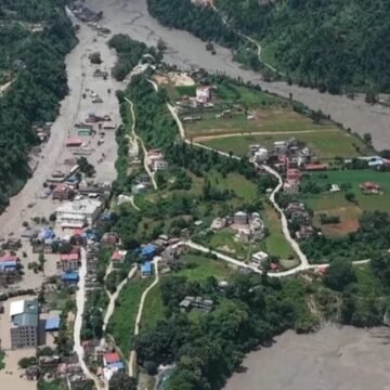El «hombre de los túneles» busca vida bajo tierra 13 días después de la riada en Nepal