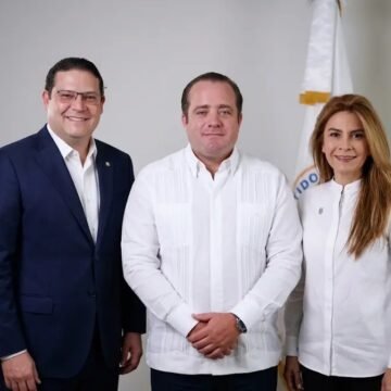 Yayo Sanz Lovatón felicita a Paliza y Carolina por su labor frente al PRM al culminar ambos su mandato