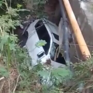 Gobernadora de Dajabón sale ilesa tras accidente; vehículo terminó debajo de un puente