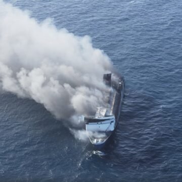 Seis muertos, 107 rescatados y 130 desaparecidos tras volcar un ferri en Indonesia