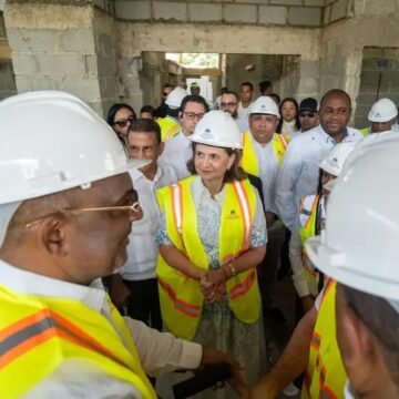 Raquel Peña supervisa construcción de hospital traumatológico en Mao