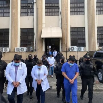 Familiares de detenidos del caso SeNaSa 2.0 comienzan a llevar prendas a Carcelita de la Fiscalía