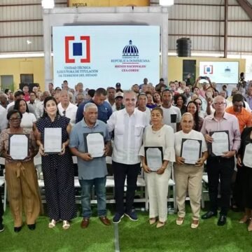 Más de 170,000 familias fortalecen su patrimonio con títulos de propiedad entregados por el Gobierno