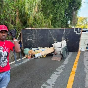 Camión Repleto De Ropa Se Vuelca En Jarabacoa; No Se Reportan Heridos