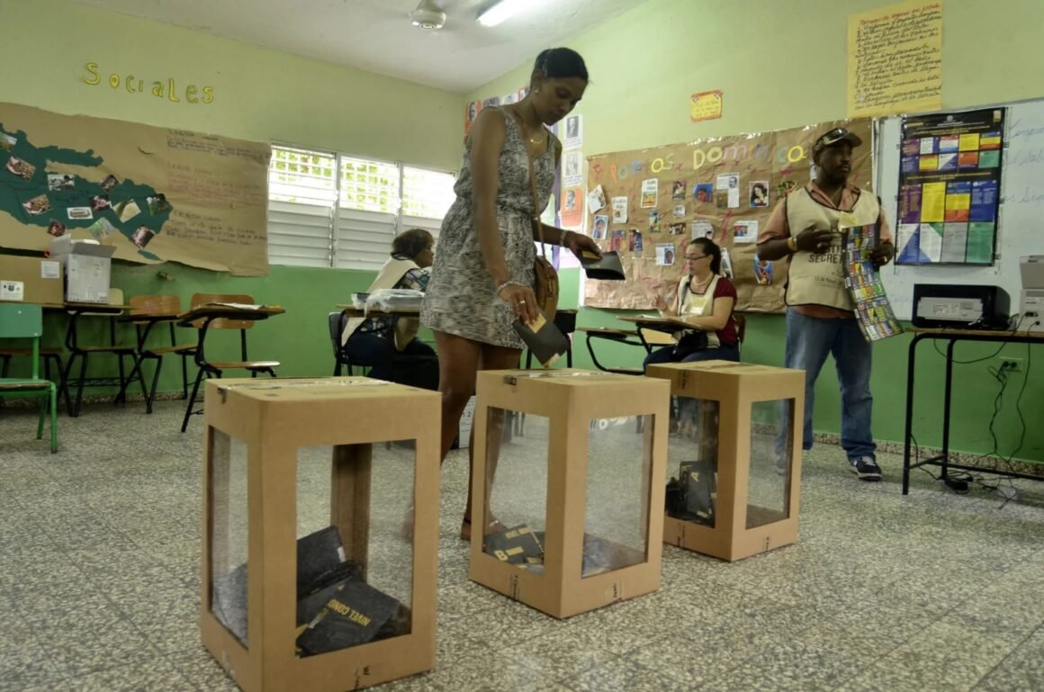 La democracia del país es un modelo regional, dice Capel
