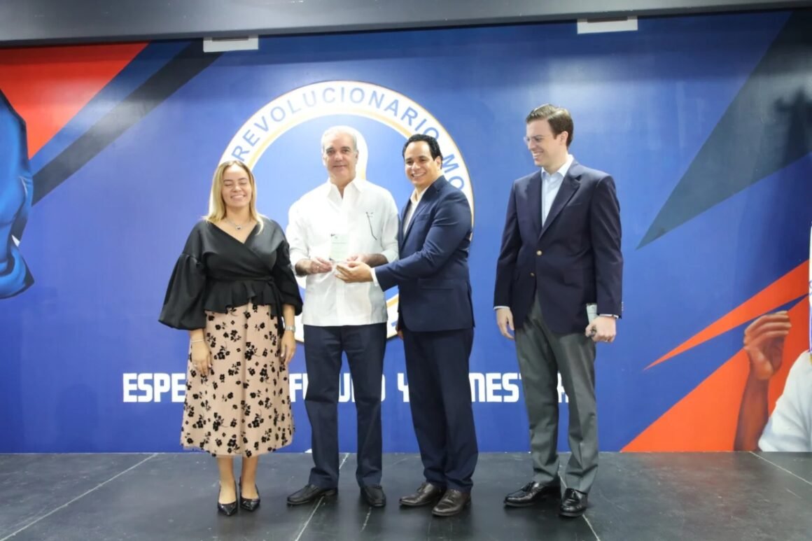 Abinader pide a Manuel Conde continuar en la Escuela del PRM