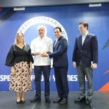 Abinader pide a Manuel Conde continuar en la Escuela del PRM