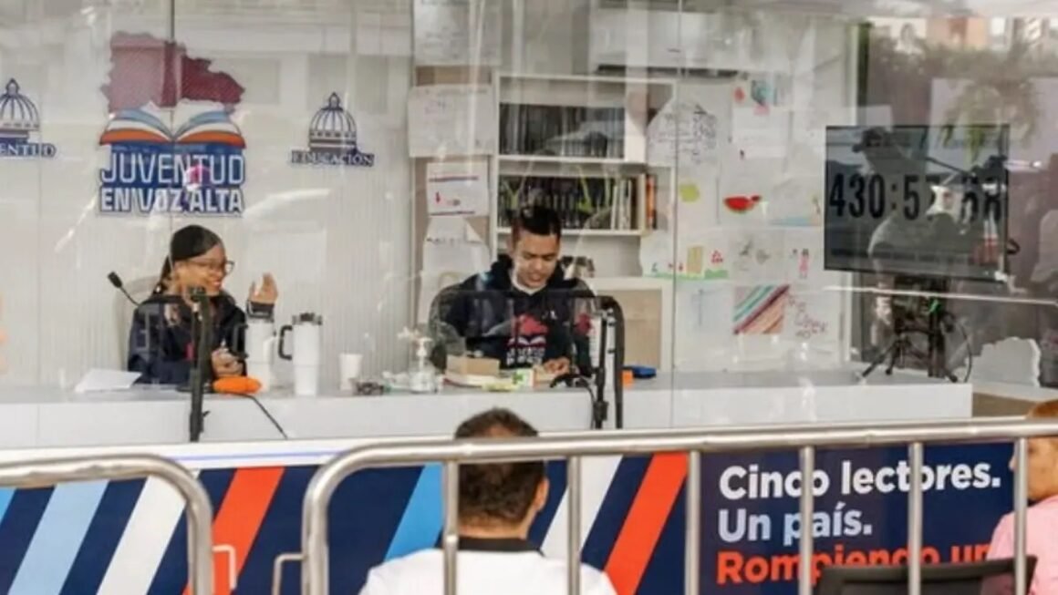 Jóvenes superaron 480 horas de récord de lectura