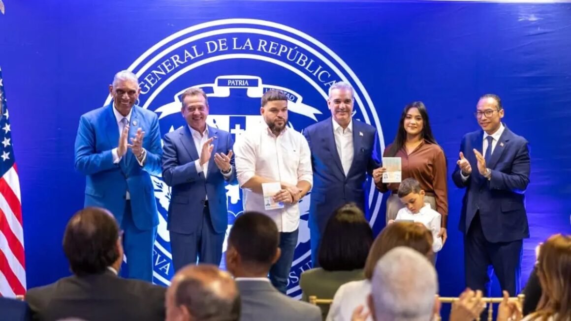 Abinader entrega pasaporte electrónico en New York
