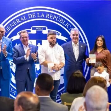 Abinader entrega pasaporte electrónico en New York
