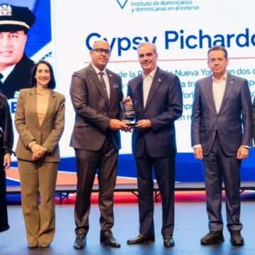 Abinader reconoce a 14 dominicanos destacados en EEUU