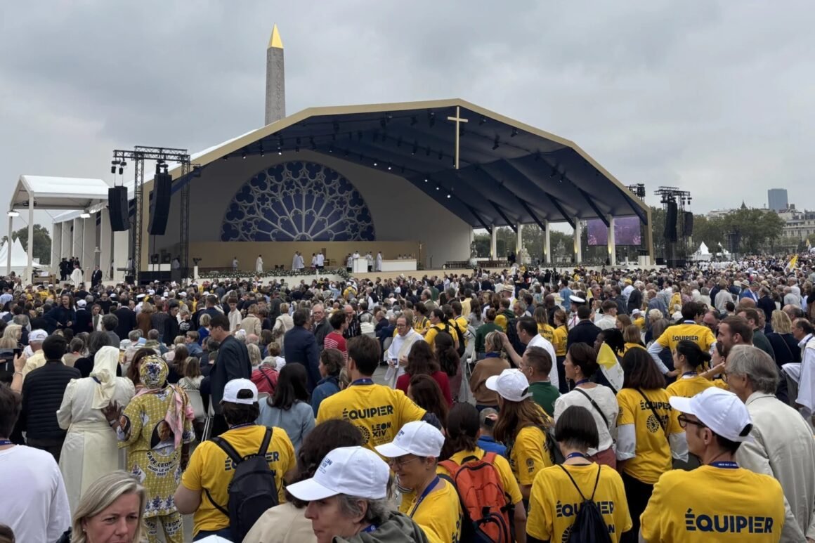 Mensaje de paz de León XIV reúne a cientos de miles en el centro de París