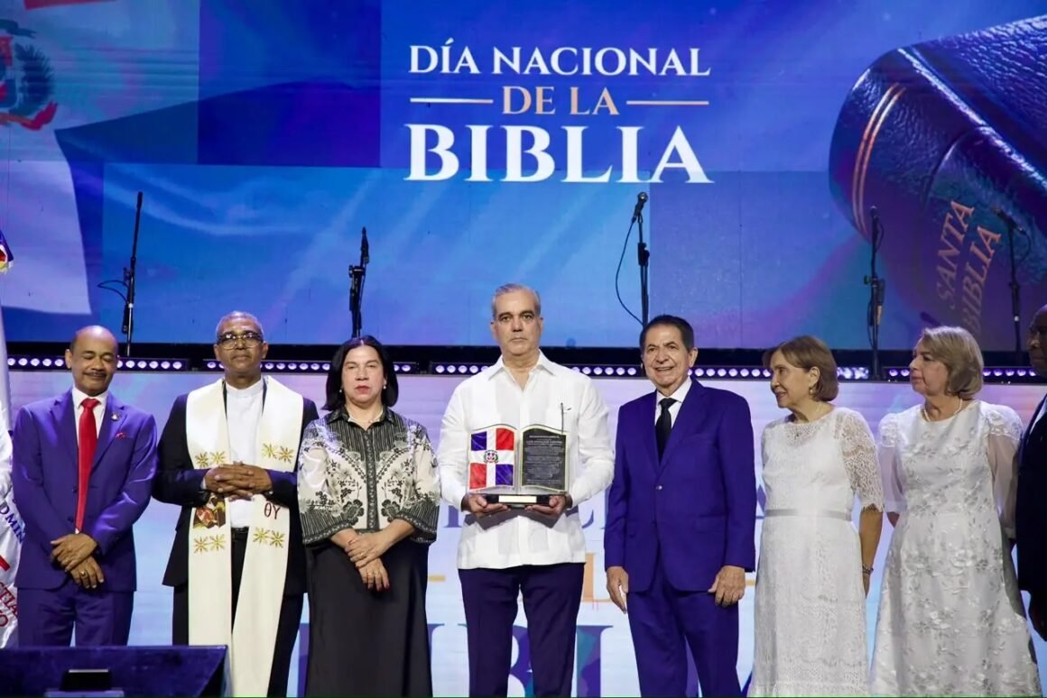 Abinader recibe reconocimiento por respaldo al Día Nacional de la Biblia