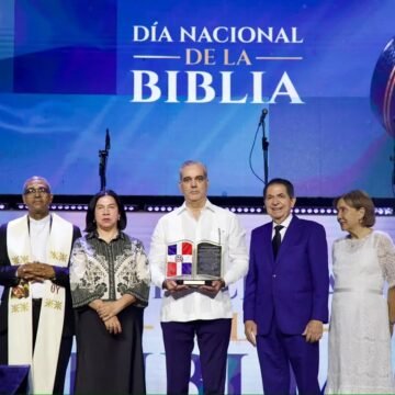 Abinader recibe reconocimiento por respaldo al Día Nacional de la Biblia