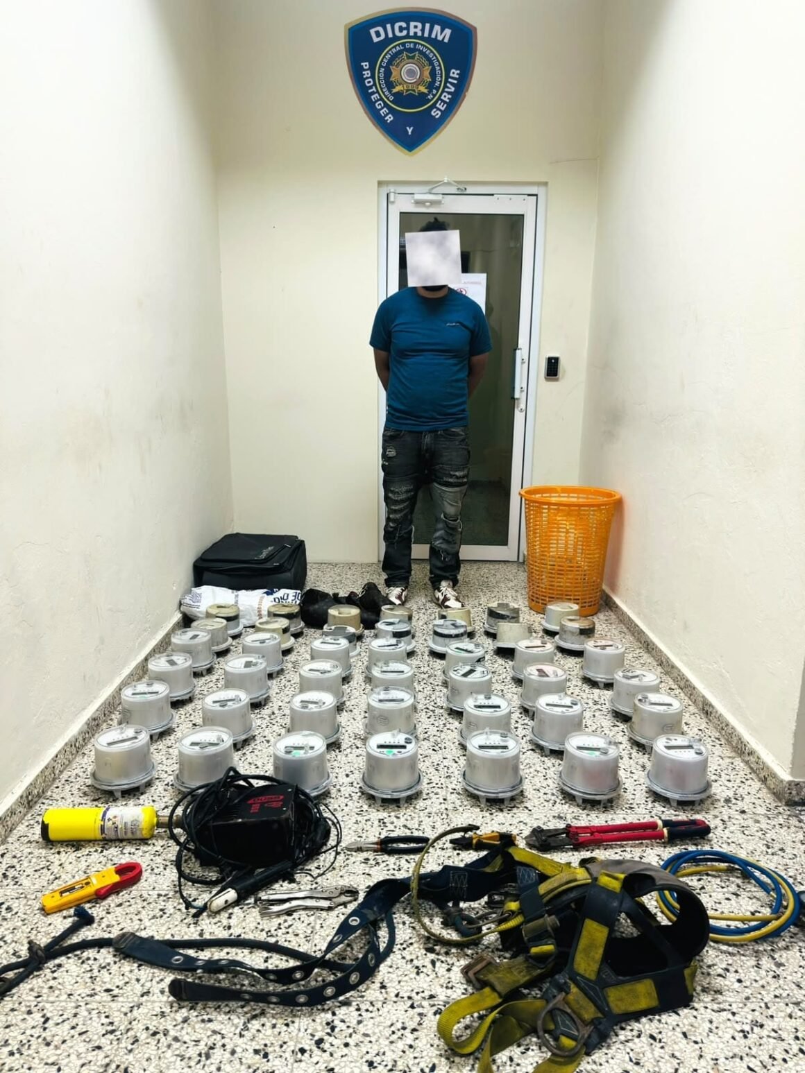 Policía Nacional junto al Ministerio Público apresa hombre y ocupa 42 medidores eléctricos durante allanamiento en La Vega