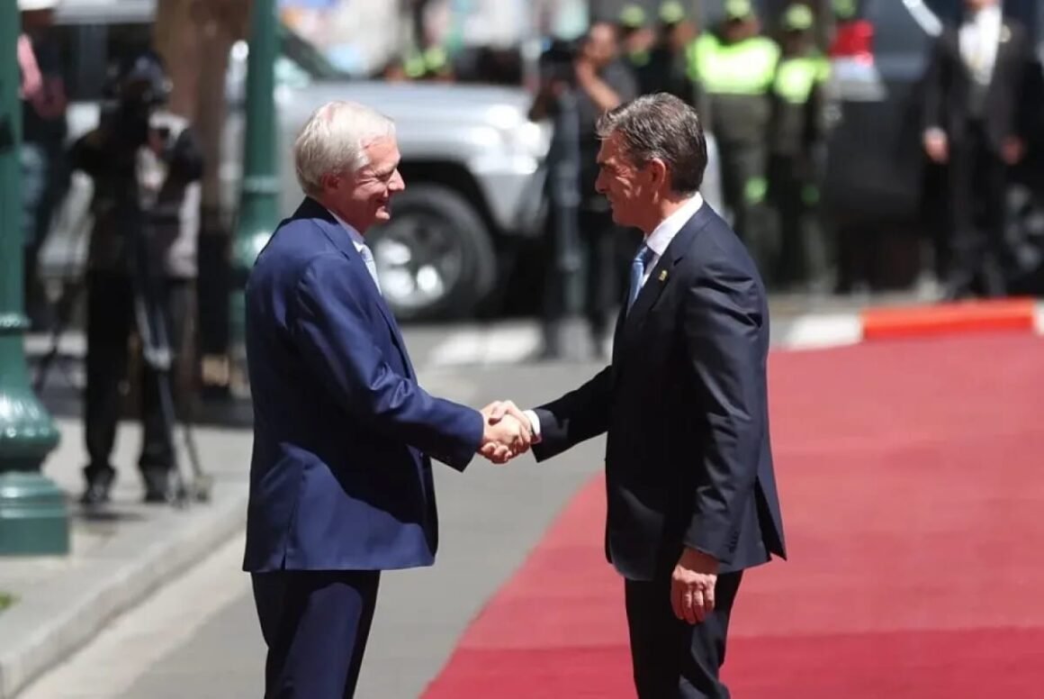 Presidente de Chile llega a Bolivia para reunirse con Rodrigo Paz