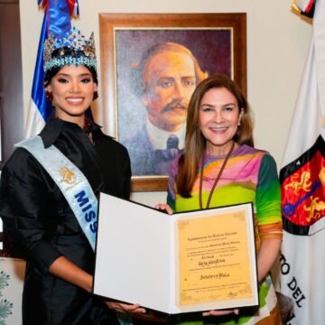 Carolina Mejía reconoce como hija adoptiva de Santo Domingo a Joheirry Mola, Miss Mundo 2026