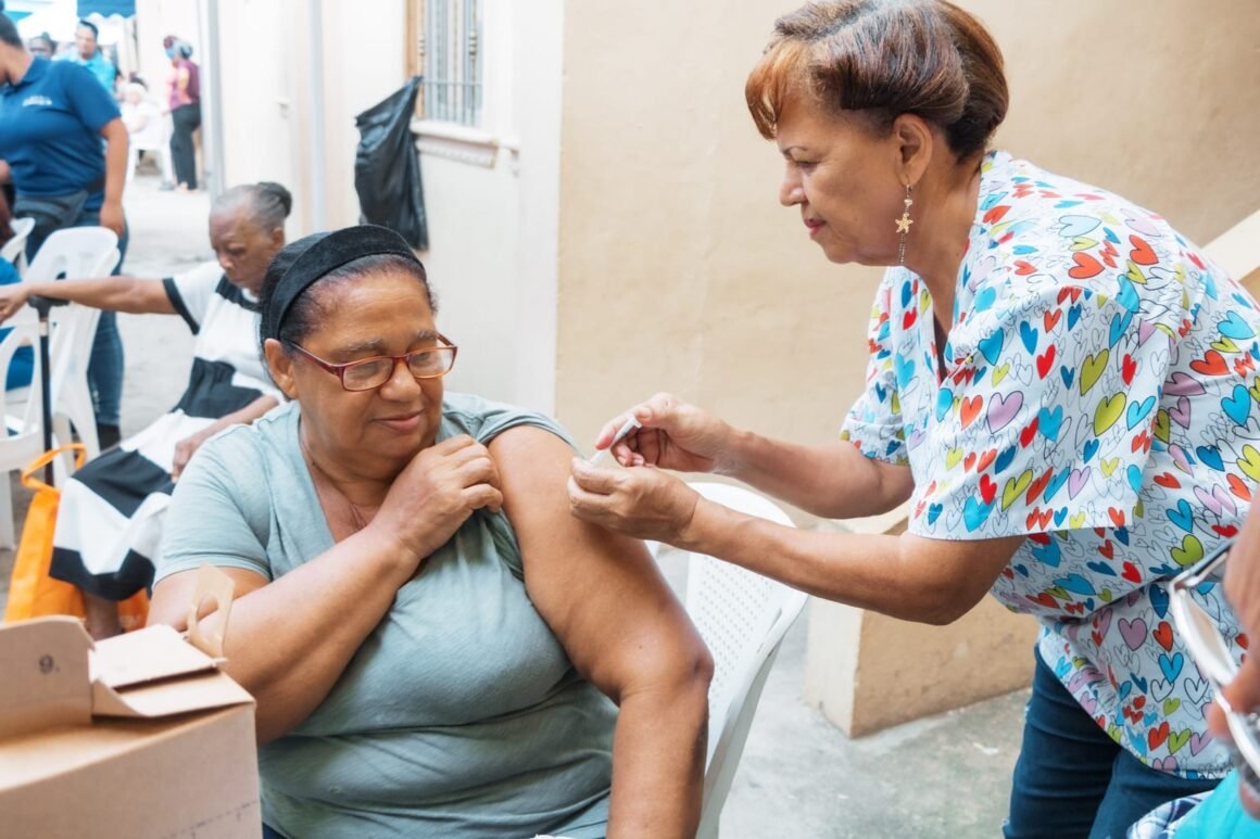 Carolina Mejía continúa llevando bienestar con un operativo médico-social al Hoyo de Bate
