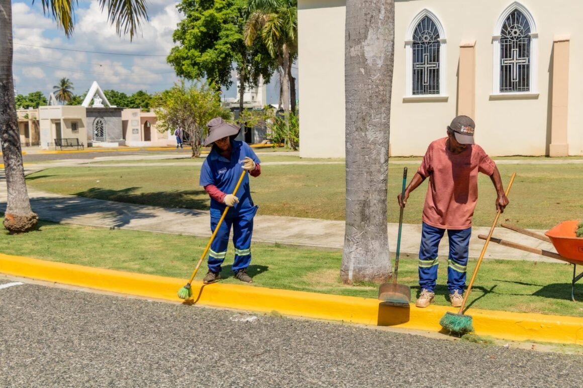 Alcaldía del DN realiza operativo de reacondicionamiento en cementerios por el Día de los Fieles Difuntos
