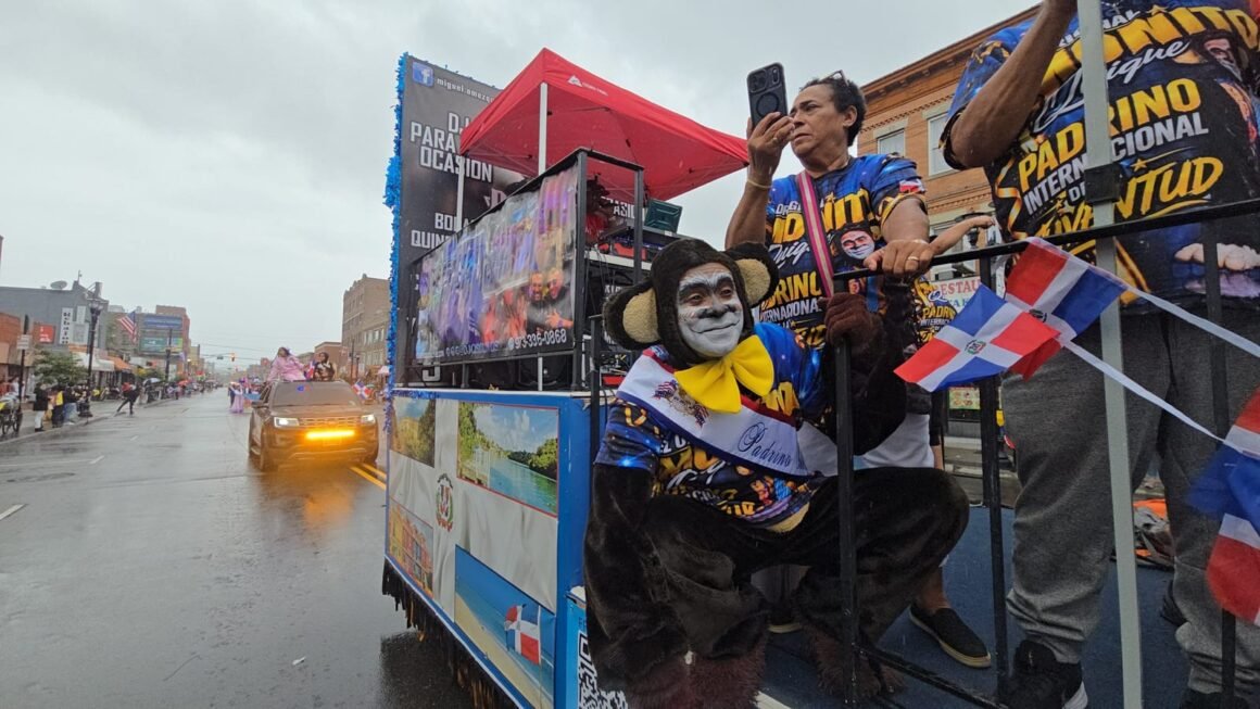 cb3cffce-1741-41b2-a65e-aaa7aea39ee6 EL MONITO QUIQUE DEBUTA EN USA COMO PADRINO INTERNACIONAL DE LA JUVENTUD Y FUE EL MÁS OVACIONADO DEL DESFILE HISPANOAMERICANO