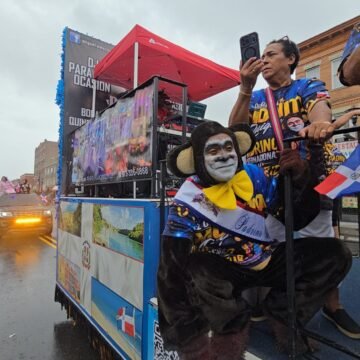 EL MONITO QUIQUE DEBUTA EN USA COMO PADRINO INTERNACIONAL DE LA JUVENTUD Y FUE EL MÁS OVACIONADO DEL DESFILE HISPANOAMERICANO