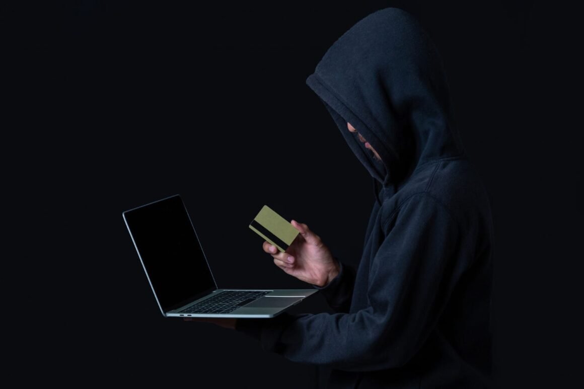 e9717adf-36dc-4080-a443-187b71c8267c ESET analiza una estafa de inversión que utiliza medios falsos, figuras públicas y la identidad de una empresa financiera real