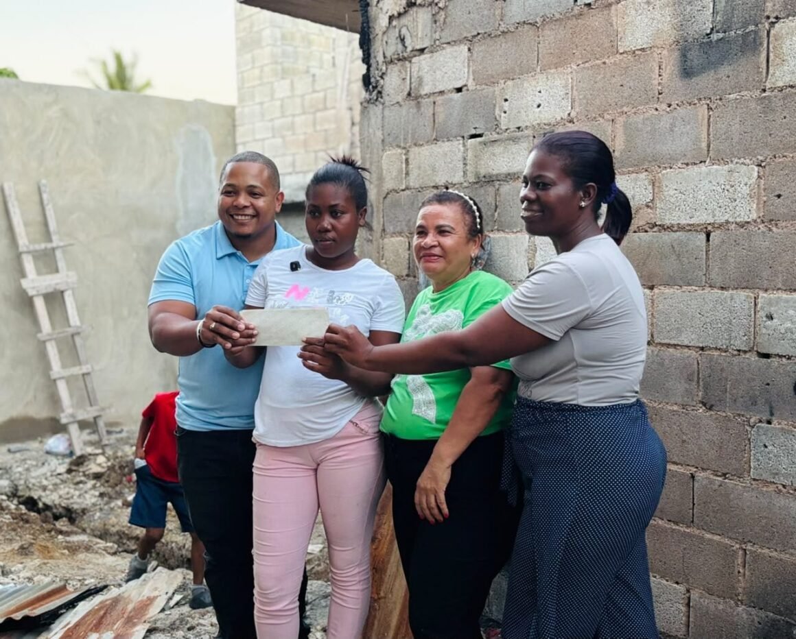 eb177bed-204a-4221-865c-5f0a751313e7 Bernys Mambrú continúa gestionando ayudas sociales para familias vulnerables de Santo Domingo Norte