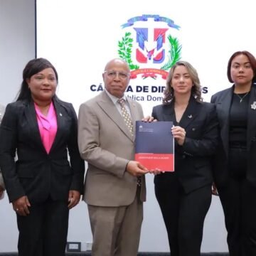 Alfredo Pacheco recibe el proyecto de ley Mirabal: «Una mujer en peligro no debe encontrar muchas puertas, debe encontrar un solo Estado»