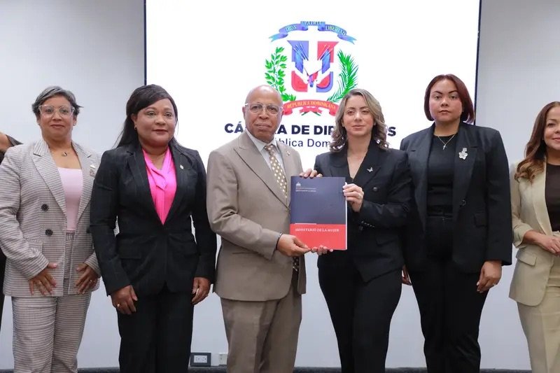 img_2604 Alfredo Pacheco recibe el proyecto de ley Mirabal: «Una mujer en peligro no debe encontrar muchas puertas, debe encontrar un solo Estado»