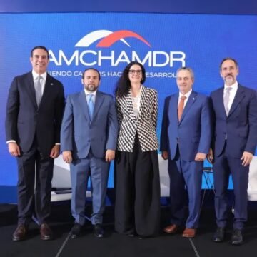 Líderes de INICIA presentan en AMCHAMDR su visión para transformar educación