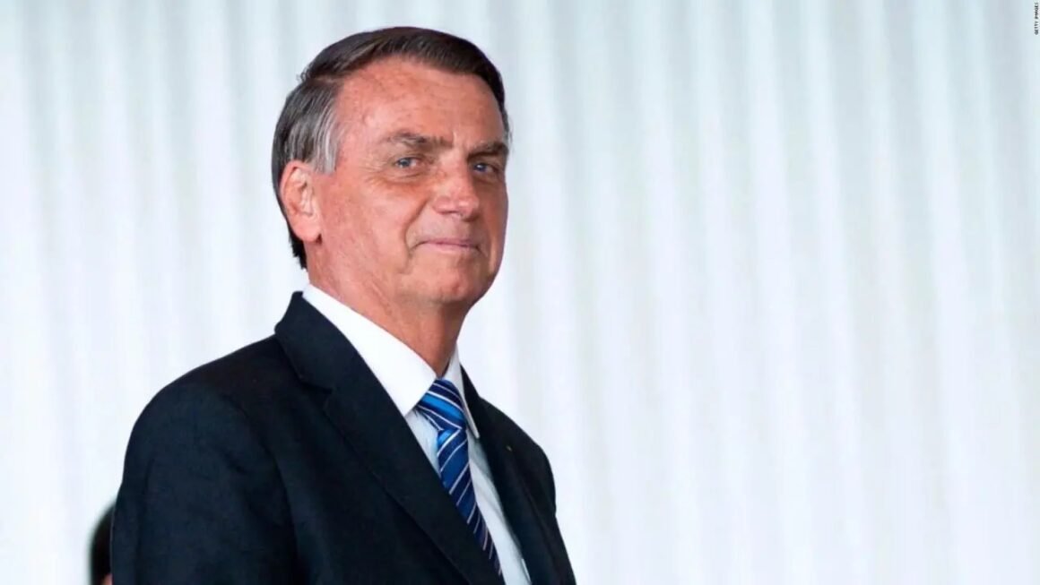 Flávio Bolsonaro llama “cobarde” a Lula y pide voto útil para el domingo