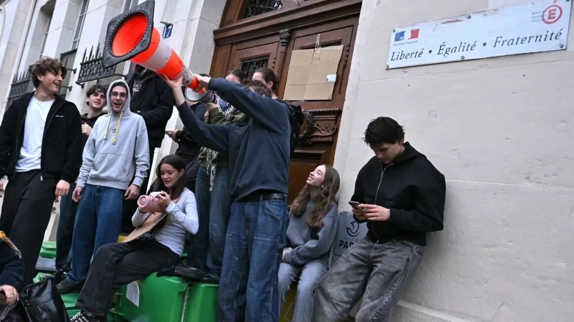 Continúan protestas estudiantiles en Francia; institutos permanecen bloqueados