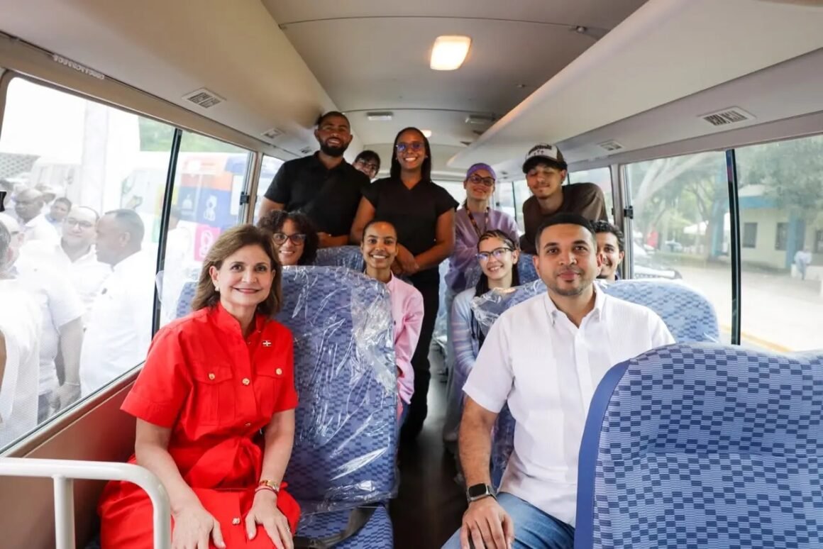 Gobierno entrega 15 autobuses para transporte universitario en el Cibao