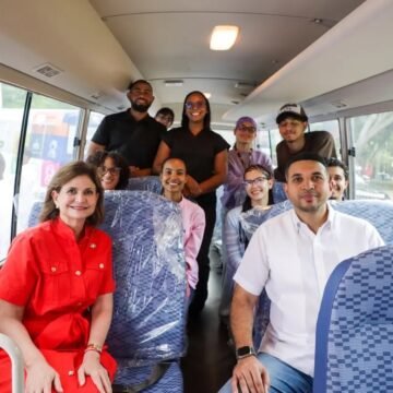 Gobierno entrega 15 autobuses para transporte universitario en el Cibao